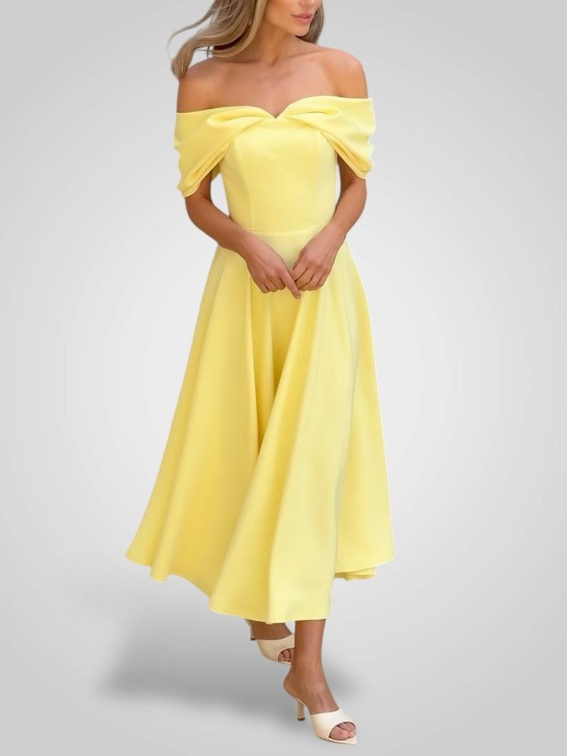 Elegant Maxi Dress with Open Shoulders and Pleated Design