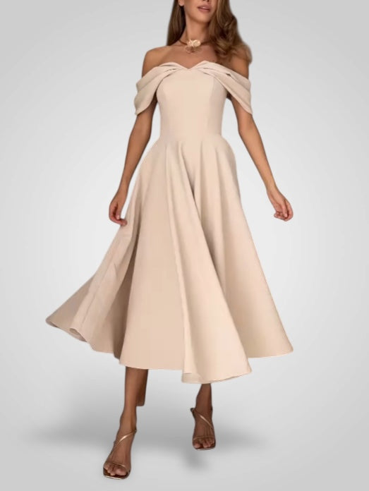 Elegant Maxi Dress with Open Shoulders and Pleated Design